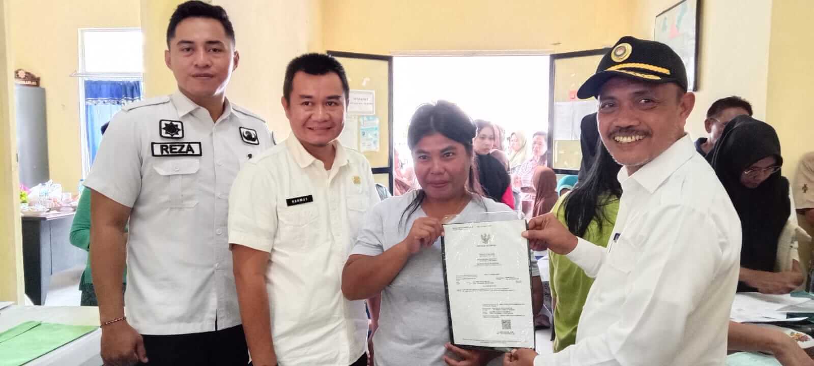 Disdukcapil OKU Jemput Bola di Kelurahan Saung Naga