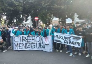 Demo Tolak Revisi UU Pilkada: Mahasiswa Cipayung Plus Cirebon Robohkan Pagar Gedung DPRD