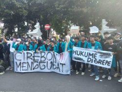 Demo Tolak Revisi UU Pilkada: Mahasiswa Cipayung Plus Cirebon Robohkan Pagar Gedung DPRD