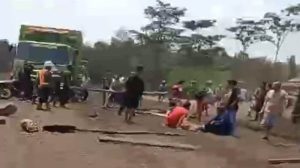 pasutri kecelakaan di jalan servo