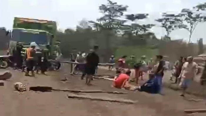 pasutri kecelakaan di jalan servo