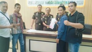 waka kejati sumsel menerima berkas dari lsm