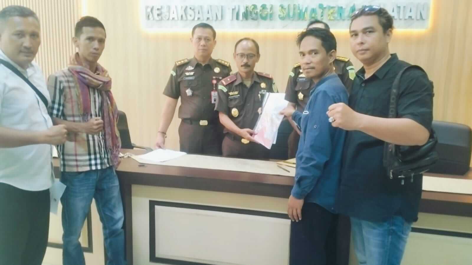 Waka Kejati Sumsel menerima berkas dari LSM