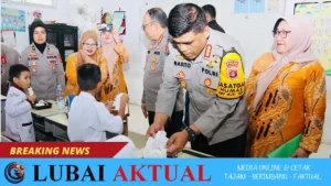 Polda Sumsel Bagikan Makan Siang Gratis Untuk Siswa SD di Palembang