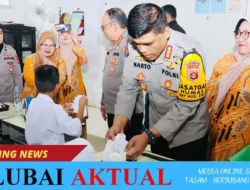 Polda Sumsel Bagikan Makan Siang Gratis Untuk Siswa SD di Palembang