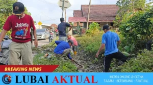 Warga Desa Lembak Gotong Royong Bersihkan Lingkungan Pasca Banjir