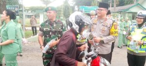 Sinergitas TNI-Polri dan Masyarakat Terjalin Lewat Pembagian Takjil di OKU