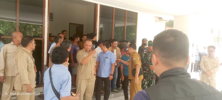 Warga Terusan Geruduk PLTU BNYE, Tuntut Tanggung Jawab atas Polusi Debu