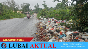 Foto: tumpukan sampah mencemari jalan utama Desa Lembak menuju Desa Tapus.