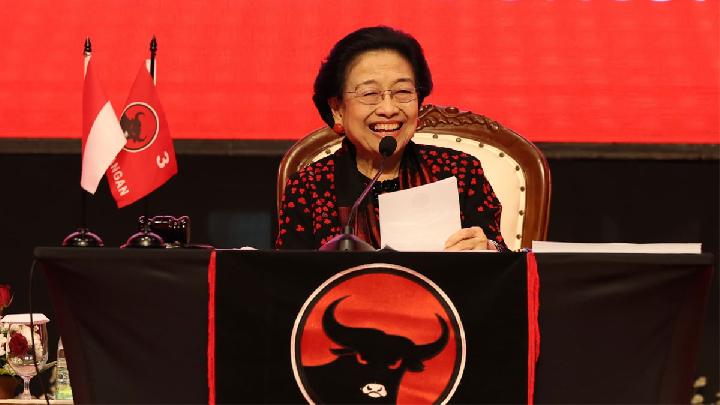 attachment for anggota partai pdip mengatakan megawati memimpin kader mendukung pemerintah