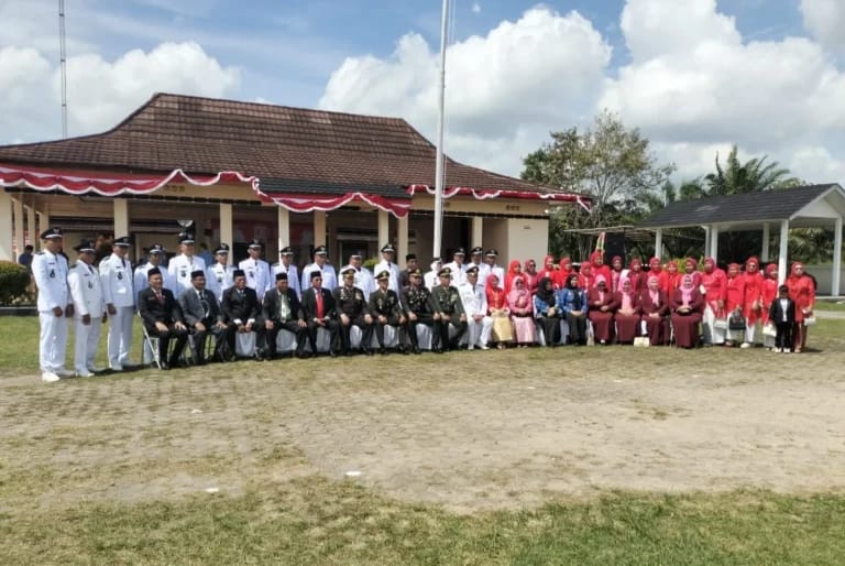 Camat Gelumbang Herry Mulyawan Pimpin Upacara HUT RI ke-80