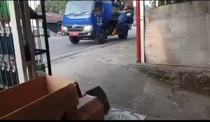 Petugas DLH Lahat Arogan, Tantang Warga “Bekapak’an” Saat Ditegur Lempar Karung Sampah ke Mobil