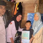 AL – IKHLAS PEDULI — KETUA YAYASAN AL-IKHLAS LAHAT MEMBERIKAN BEASISWA PENUH UNTUK ANANDA AL-FATHAR KELAS 3A MI AL-IKHLAS TANJUNG SAKTI , KORBAN KEBAKARAN DESA MUARA CAWANG