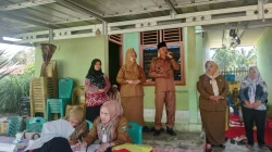 Kepala Desa Sumber Mulya, Mansur, memberikan arahan kepada masyarakat dalam acara peringatan Hari Tuberkulosis Sedunia di Posyandu Mawar 1.