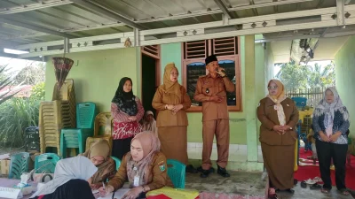 Kepala Desa Sumber Mulya, Mansur, memberikan arahan kepada masyarakat dalam acara peringatan Hari Tuberkulosis Sedunia di Posyandu Mawar 1.