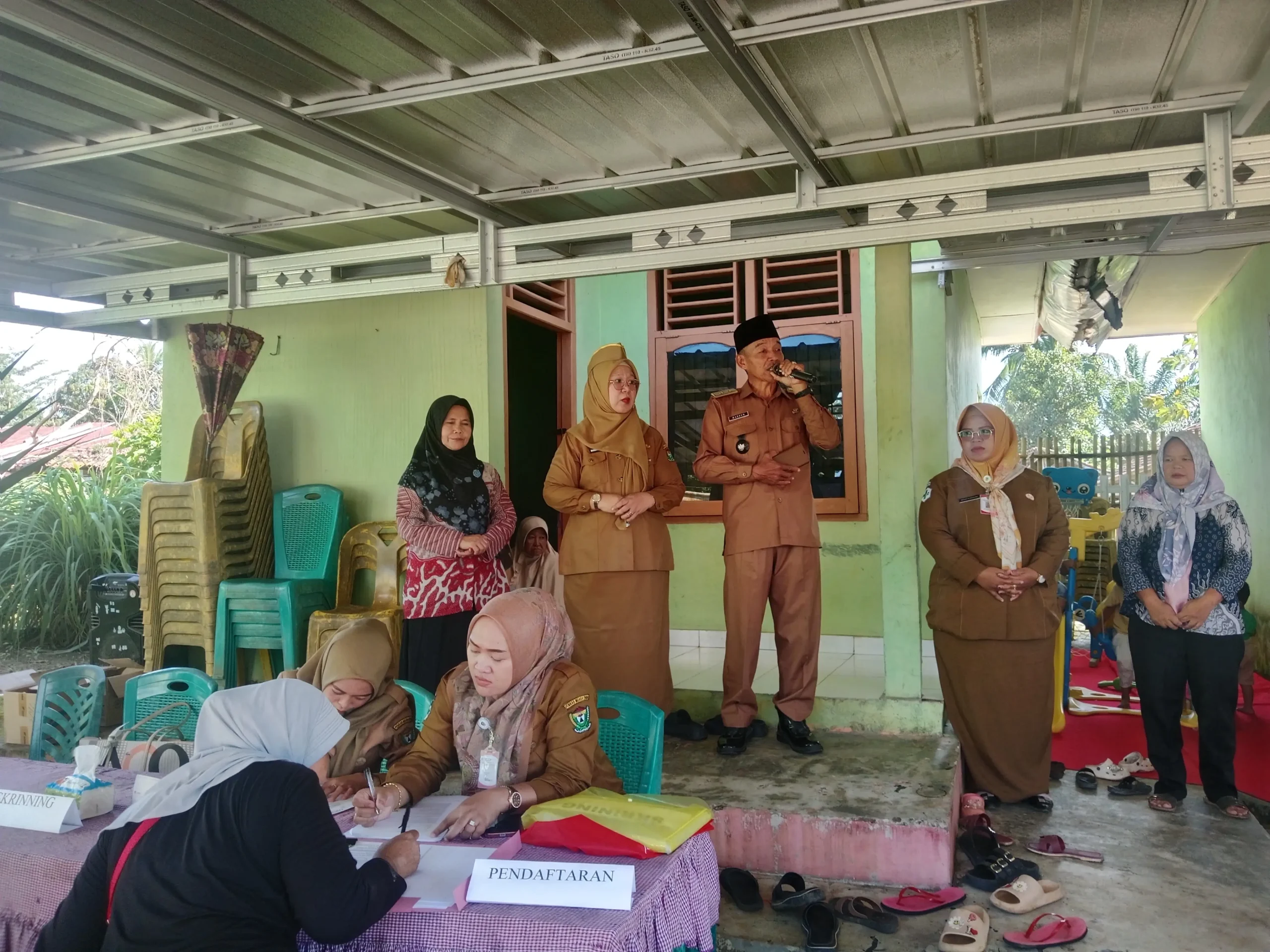 Kepala Desa Sumber Mulya, Mansur, memberikan arahan kepada masyarakat dalam acara peringatan Hari Tuberkulosis Sedunia di Posyandu Mawar 1.