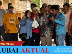 Kades Prabumenang, Parlenawati Pimpin Penyaluran Daging Kurban kepada Masyarakat