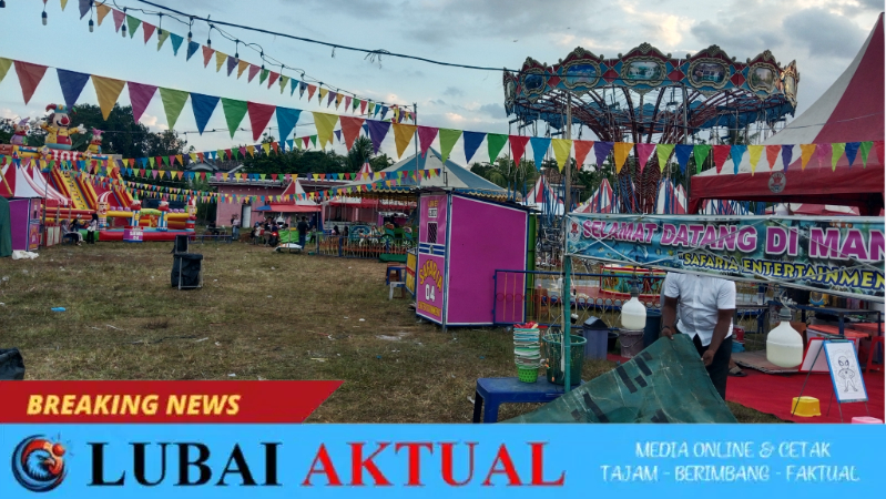 Suasana pasar malam Safaria di Desa Karang Agung menjelang jam operasional.