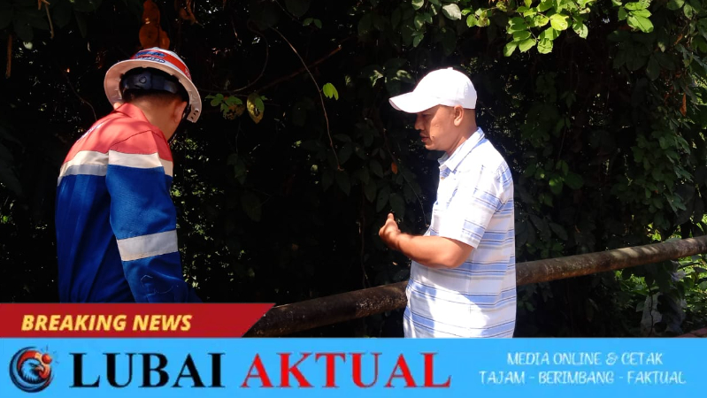 Plt. Kepala Desa Pagar Dewa berkoordinasi dengan tim PT Pertamina (Persero) prihal pemindahan sampah dibawah jembatan Lubai