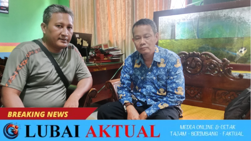 Kepala SMPN 1 Lubai Ulu saat diwawancarai Wartawan Lubai Aktual