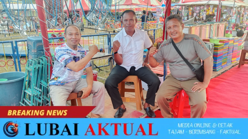 Salah satu pengelola Pasar malam Safaria, Suwito foto bersama dengan awak media usai wawancara.