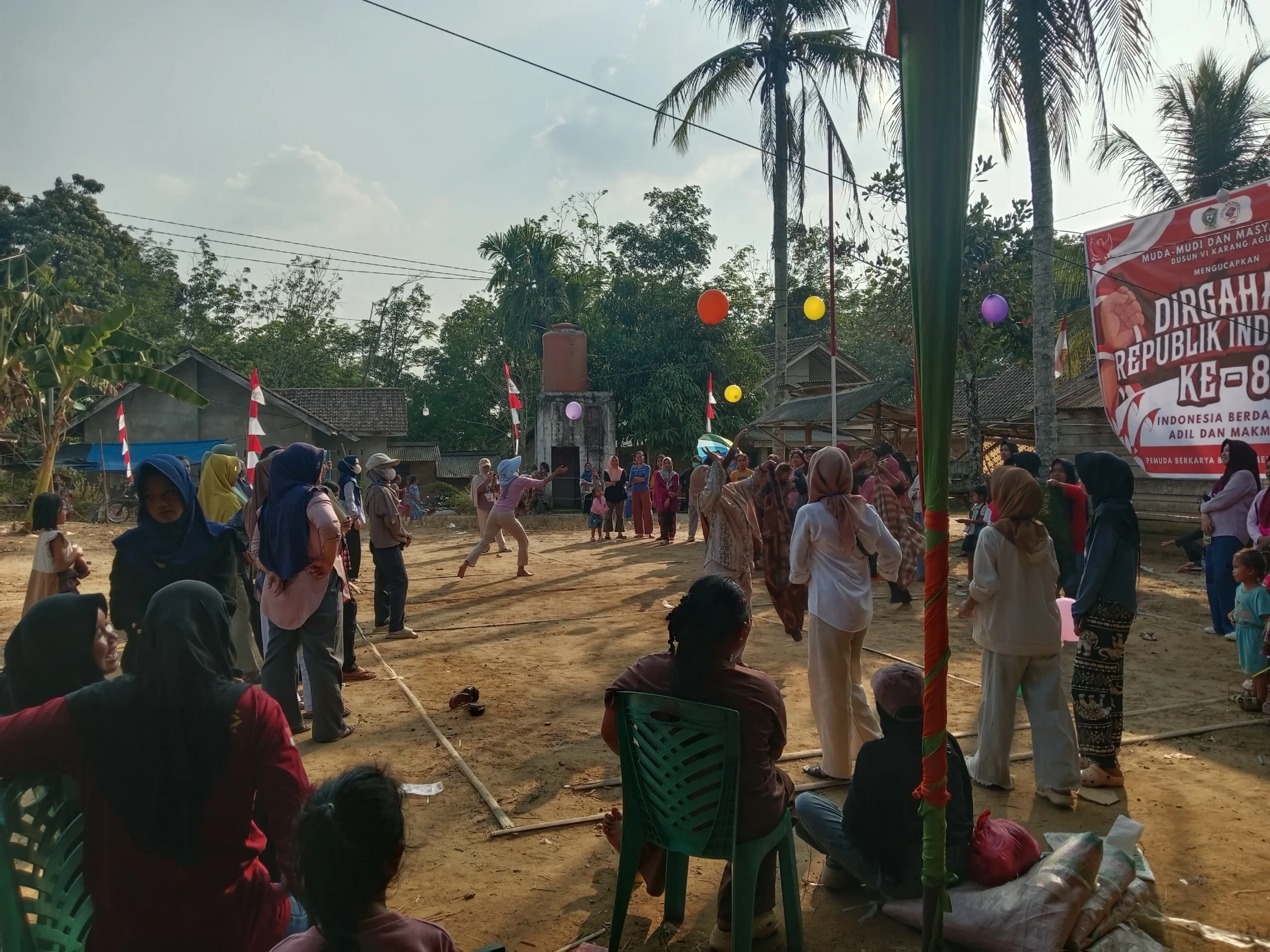 Ratusan warga antusias memadati lapangan bola voli Dusun 6 Paja untuk mengikuti rangkaian perlombaan menyambut HUT RI ke-81.