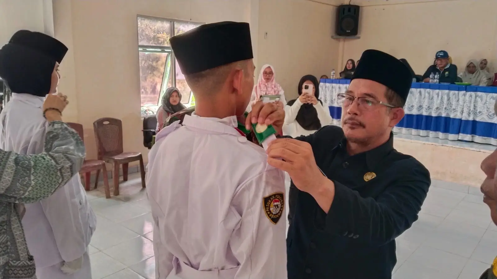 Camat Lubai Ulu Taufik Azrullah mengukuhkan Paskibra untuk HUT RI ke-81