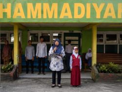 Ketua RT 06 Ibu Desnita Pimpin Upacara Bendera di SD Muhammadiyah Lahat