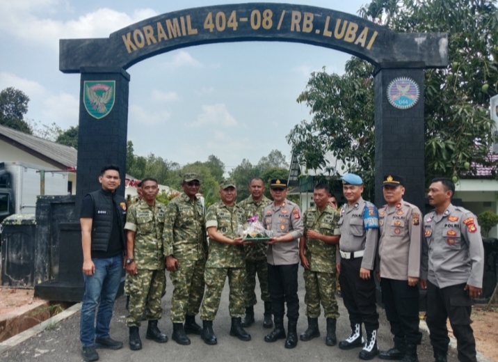 Penyerahan tumpeng oleh Kapolsek Lubai AKP Aisen Hower, S.H., kepada Danramil 404-08/Rambang Lubai Kapten Czi Abdul Rochman (Foto: Erwin)