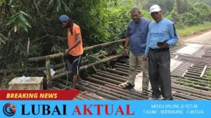 kades sumber mulya dan sinka ptpn saat memantau pemasangan kembali pipa tubing yang sempat dicuri (foto: dokumentasi ptpn 1 regional 7 kebun beringin)